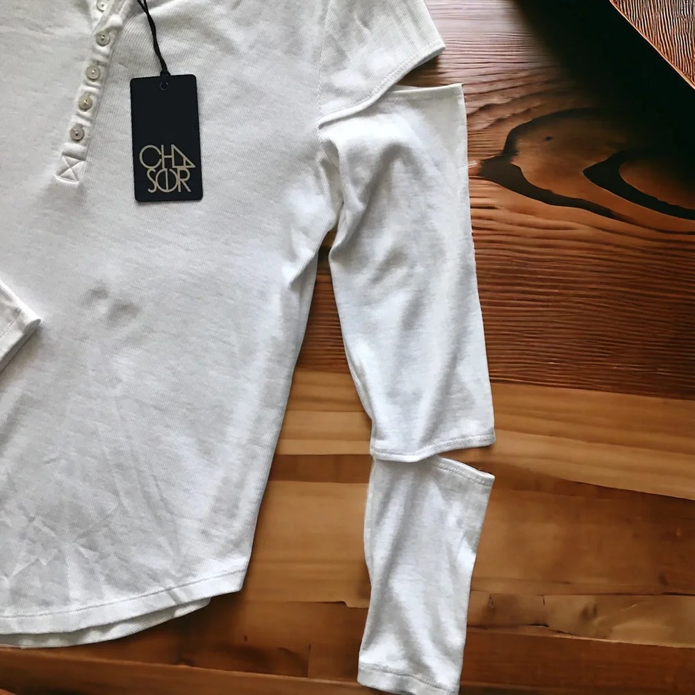 CHASER Top Cold Shoulder/Elbow Lg Sleeve White Button Tab Front Size M NWT - Picture 5 of 7